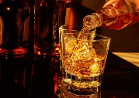 Un producător de băuturi spirtoase caută candidaţi care să călătorească în jurul lumii în numele whisky-ului